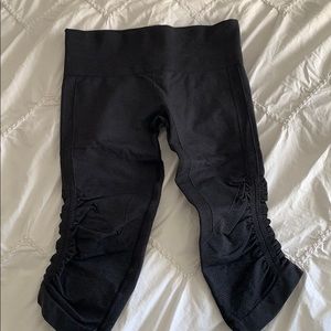 NWOT LULU LEMON SIZE 4 Capri leggings